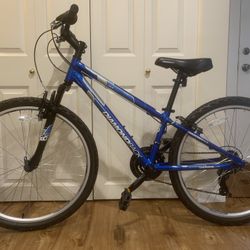 Diamondback outlook like new, for kids, teens or adults 4’5-5’5. Aluminum frame, wheels 26”, shimano 21 speeds. Clean no issues. 