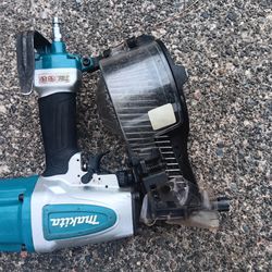 Makita AN613 Siding Fencing Nailer Excellent Condition. In Case. Many Other Tools. For Pick Up Fremont Sea. No Low Ball Offers Please. No Trades.