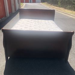 Quality Solid Wood Queen Size  Bed Headbord, Footboard, Reills , Mattress And Boxspring Great Condition