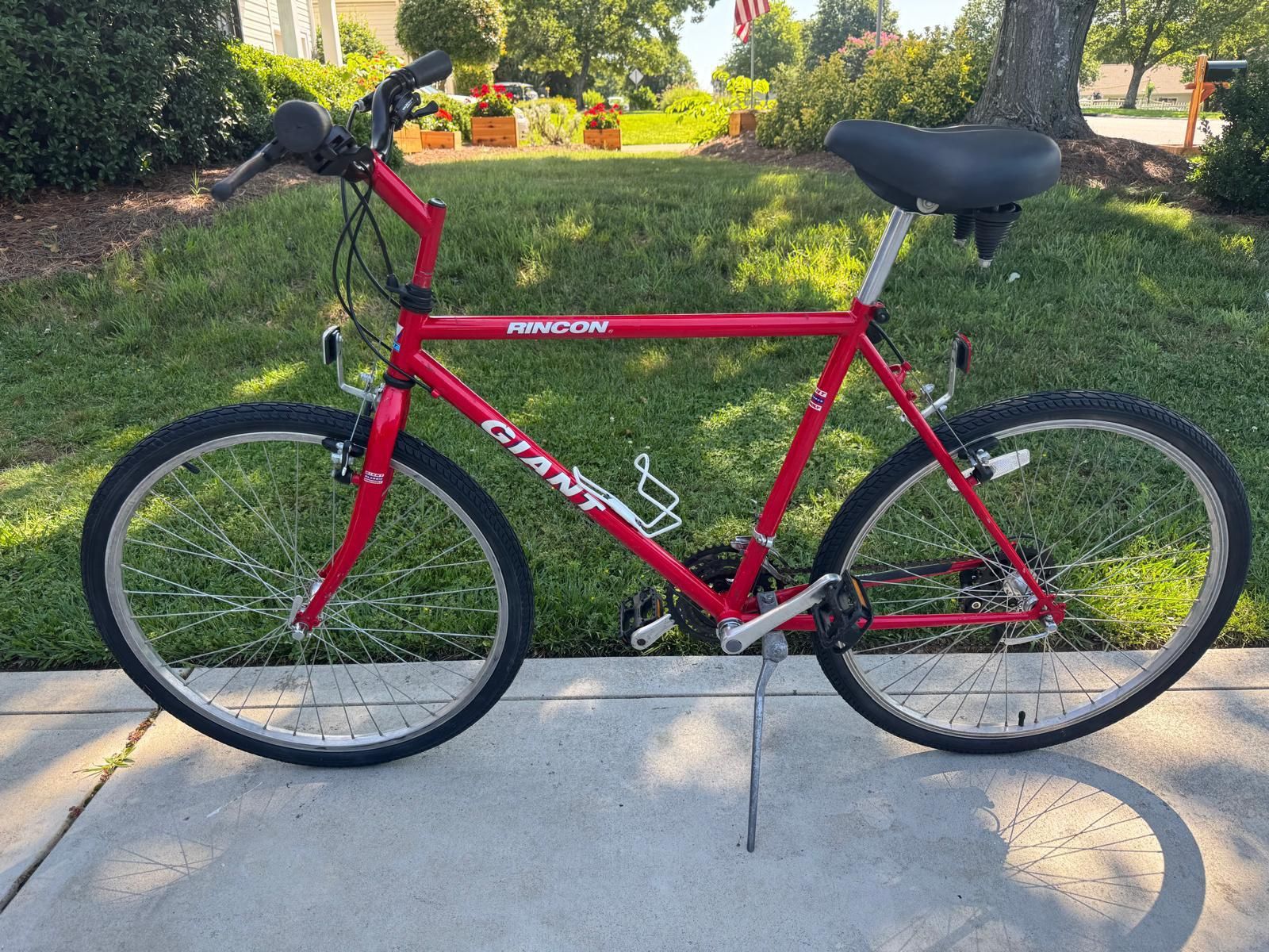 26” GIANT bike in GOOD Condition with BRAND NEW Tires bike is READY to ride!
