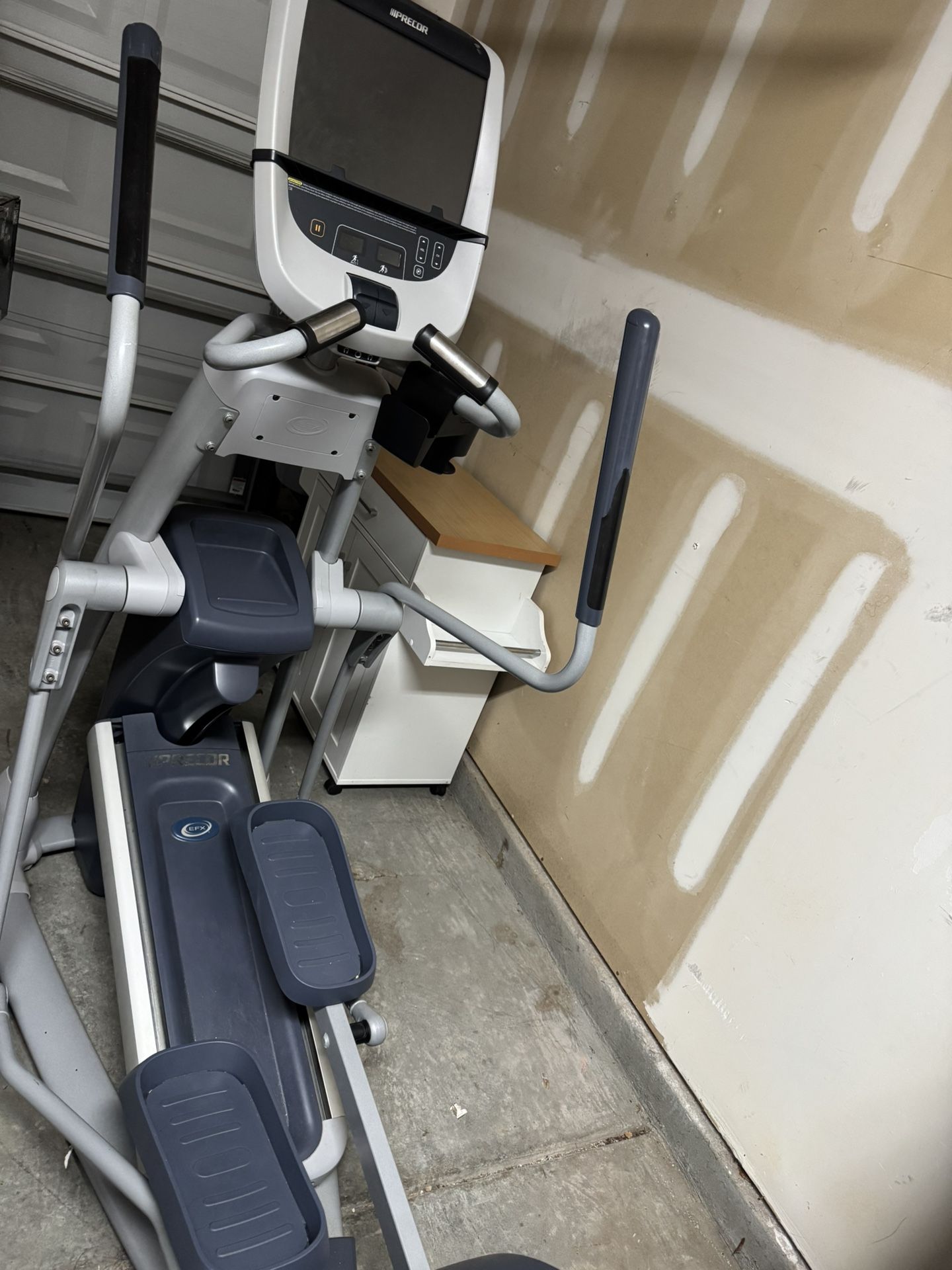 Precor EFX 835 Commercial Series Elliptical Fitness Crosstrainer