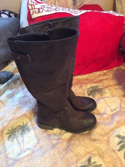 Bare traps boots size 6
