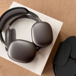 AirPod Maxes 