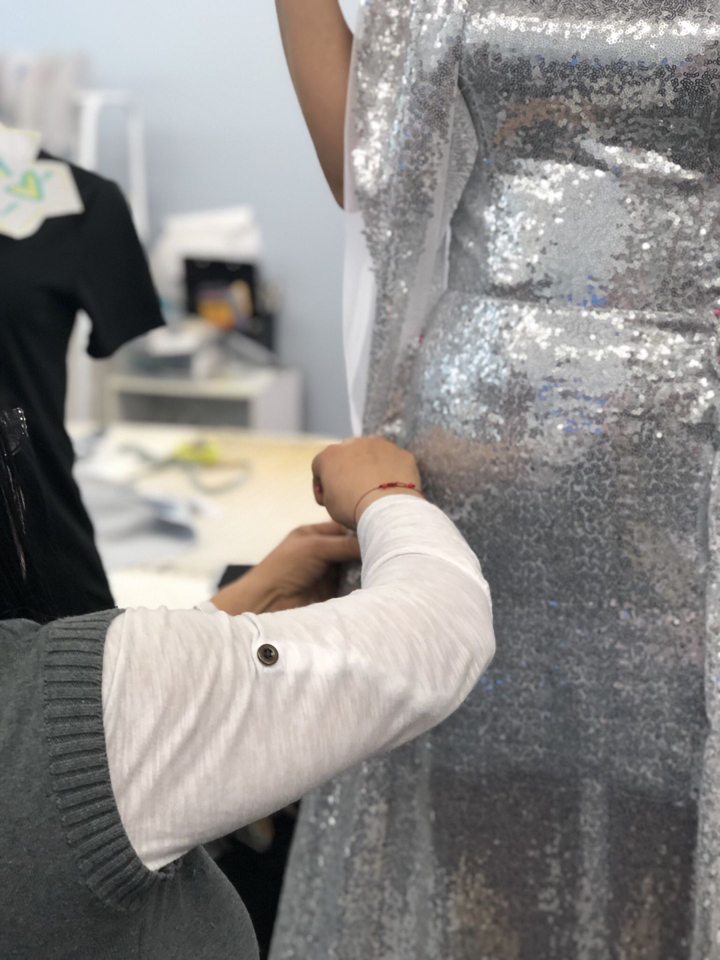 Se hace vestidos completos y Alteraciones