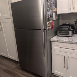 Whirlpool 20.5 cu ft Fridge + Freezer