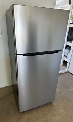 Insignia Reerigerator 18.6 cu ft (1 month warranty)