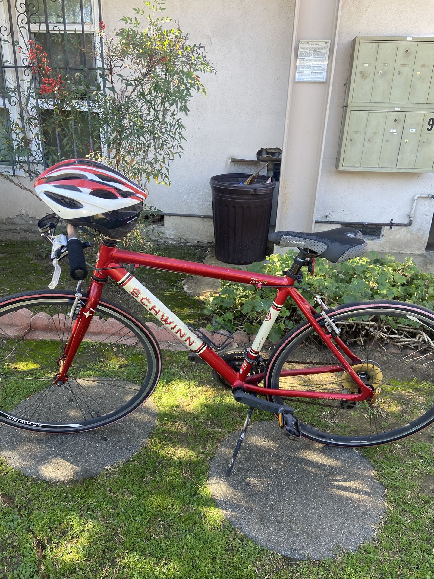 Schwinn Men's 700C Tourist 28" Road Bike - Red With Helmet