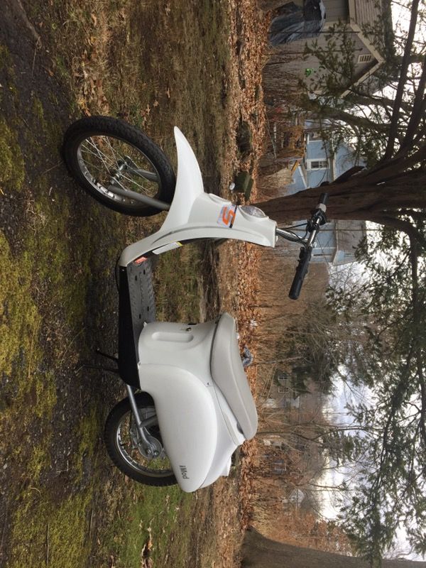Razor iMod Electric Scooter with iPod Dock and FM radio