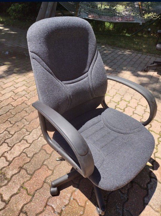  Upholstered  Office Chair. Clean 🫧.Very  Comfortable &  Good Condition. NON-SMOKING HOUSEHOLD.