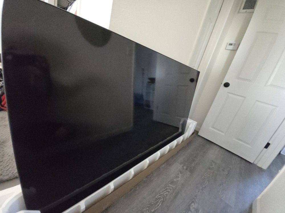 70 Samsung Tv Like New With Wall Mount