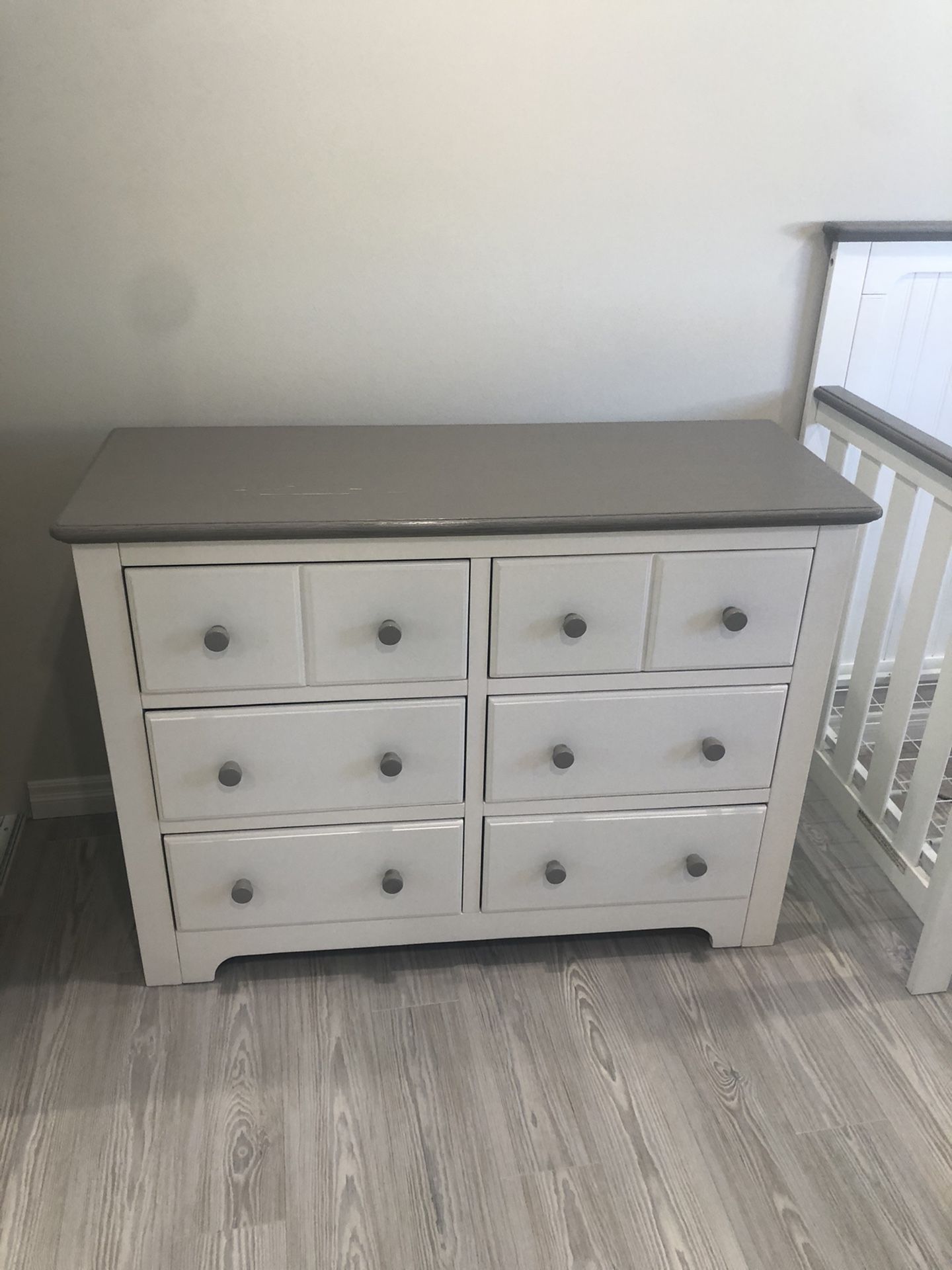 kids crib and drawers set