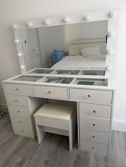 Vanity  like new!