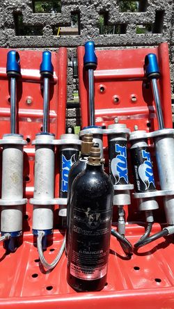 Cognito Dual Fox Racing Shoxs with 2 Nitrogen shock tanks
