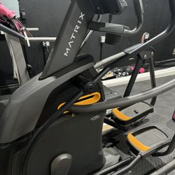Matrix A30 elliptical w/16” touchscreen 