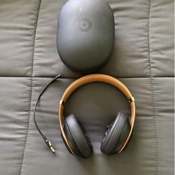 WIRELESS BEATS STUDIO3 BLACK AND GOLD