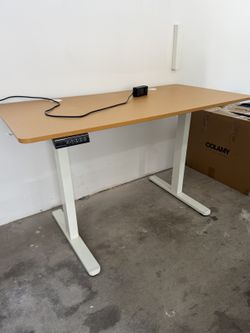 Smug Electric Standing Desk — Sit-Stand with Memory Presets