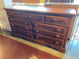FLORIDA FURNITURE INDUSTRIES Seven Drawer Wooden Dresser