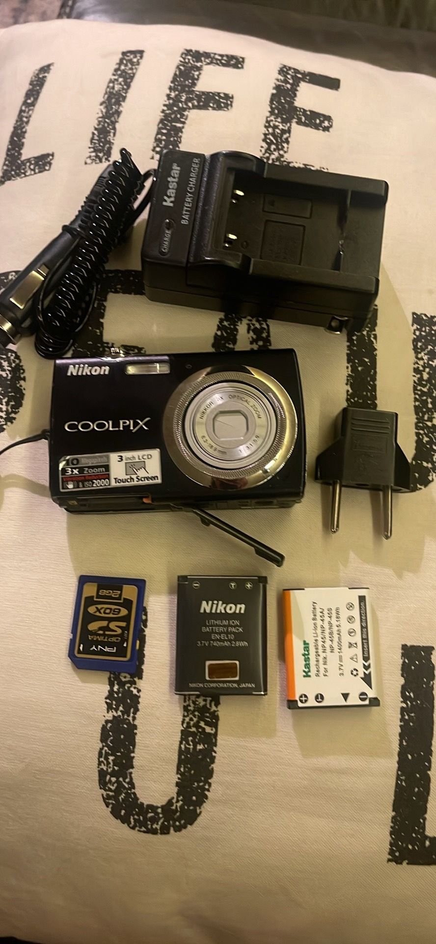 Nikon Coolpix S220 10.0MP Digital Camera Bundle - Black - Tested & Working