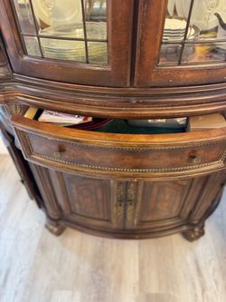 Solid Wood Lighted Curio Cabinet / China Hutch – Excellent Condition