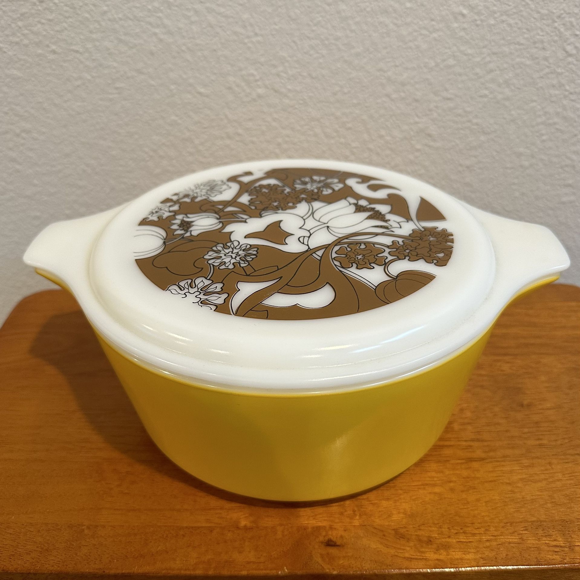 Vintage Pyrex Nouveau Floral Promotional 2.5 qt Round Casserole with Lid 475-B Gold Brown Retro