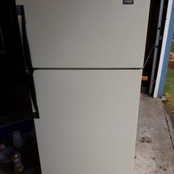 Med Size Magic Chef Refrigerator 14.5 Cu Ft 