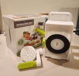 5-blade manual vegetable spiralizer, Model KK-458.
