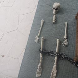 HALLOWEEN SKELETON DECOMPOSED & CHAIN