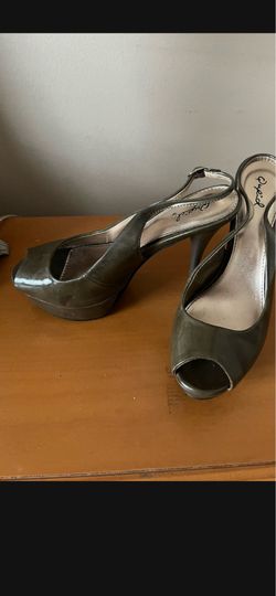 There is 17 pair of shoes for women’s the size is 7-71/2 & 8 All of them for $70 total