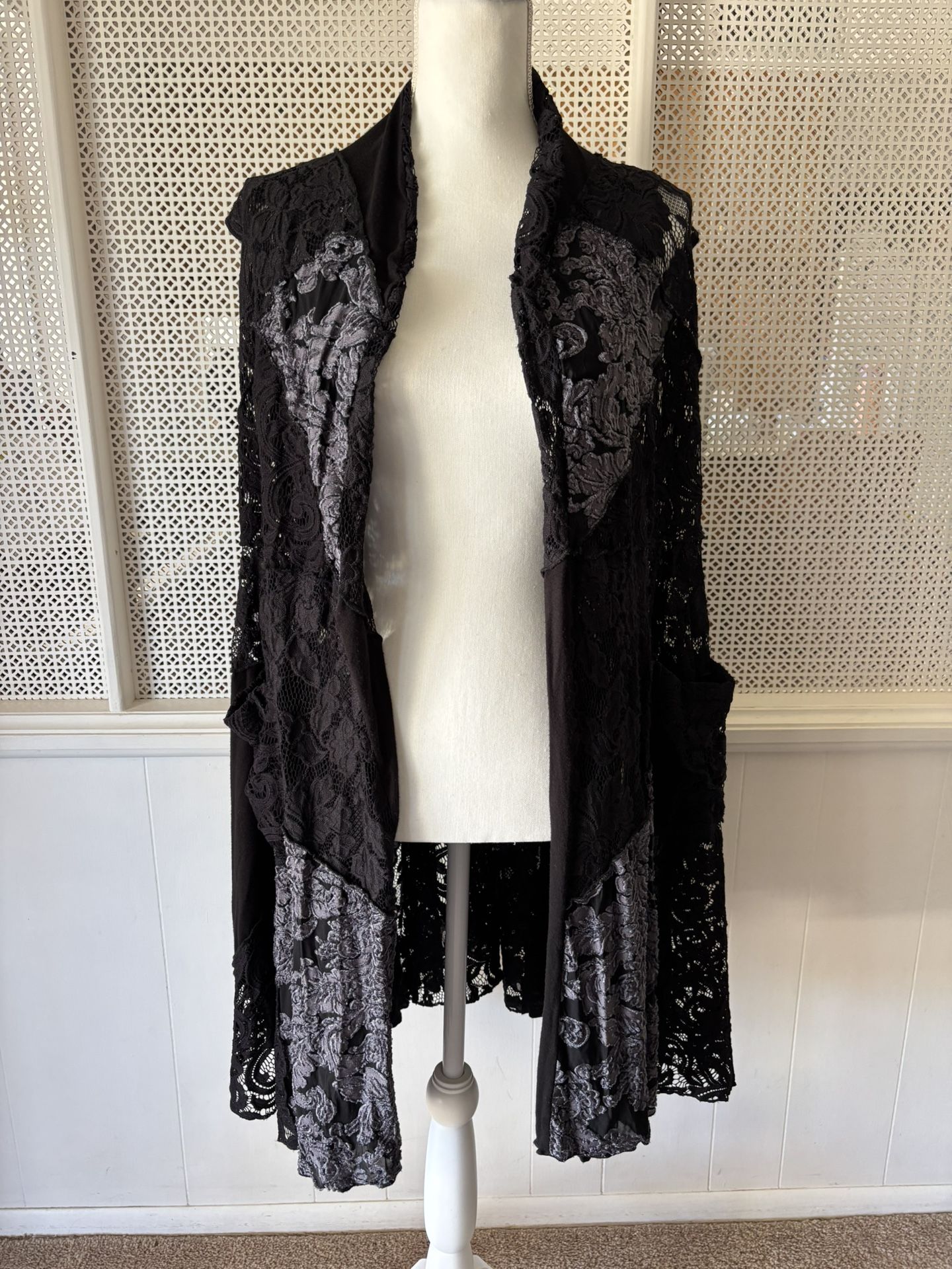 Women’s Vintage Surrealist Black Lace Long Open Front Sleeveless Topper