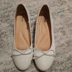 Size 7.5 Womens White Ballerina Pumps/Flats w/Heel
