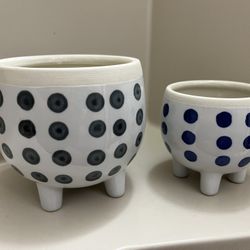 super cute set 2 west elm decorative footed plant flower pots planters spherical white ceramic w/ gray / blue polka dots