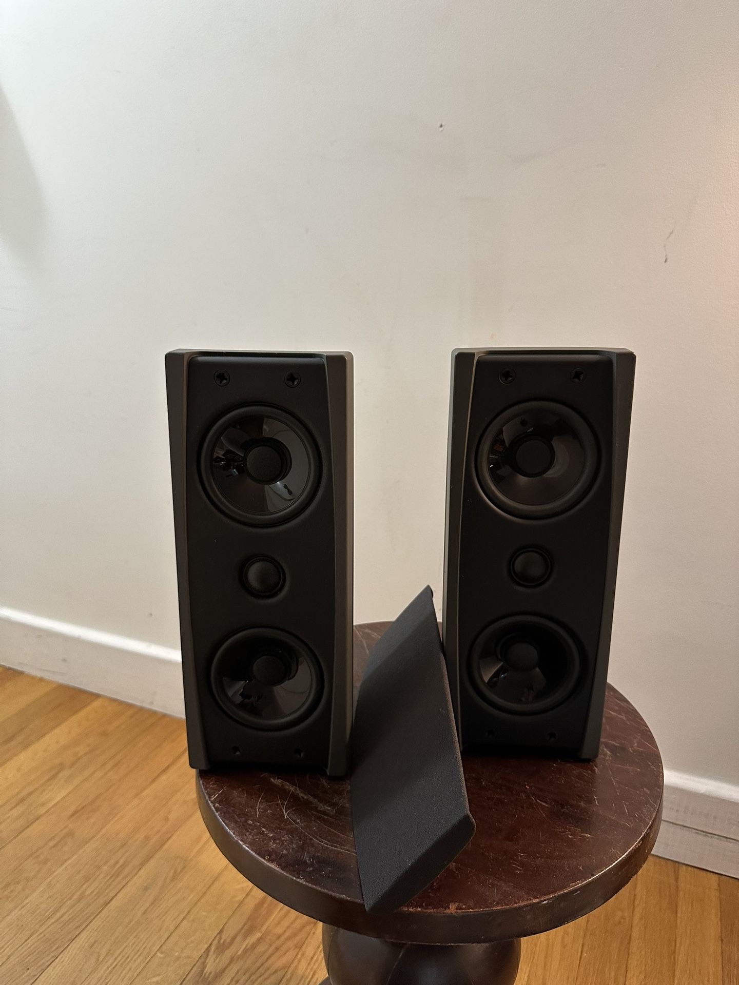 Cambridge Soundworks Newton Series MC300 LCR loud speakers