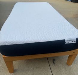 Beutiful twin bed with good Memoryfoam mattress