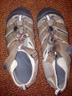 Keen sandals looks brand new! Mens 6 women's 9