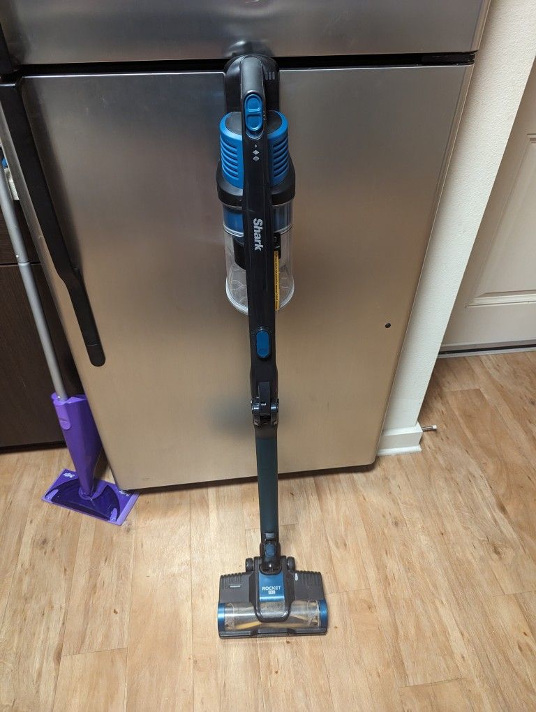 Shark Cordless Vacuum (Model IZ140) for Sale in Seattle, WA OfferUp