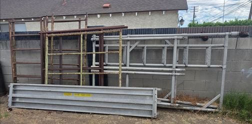 Mixed Lot of Metal Livestock Panels and Gates (scaffold)