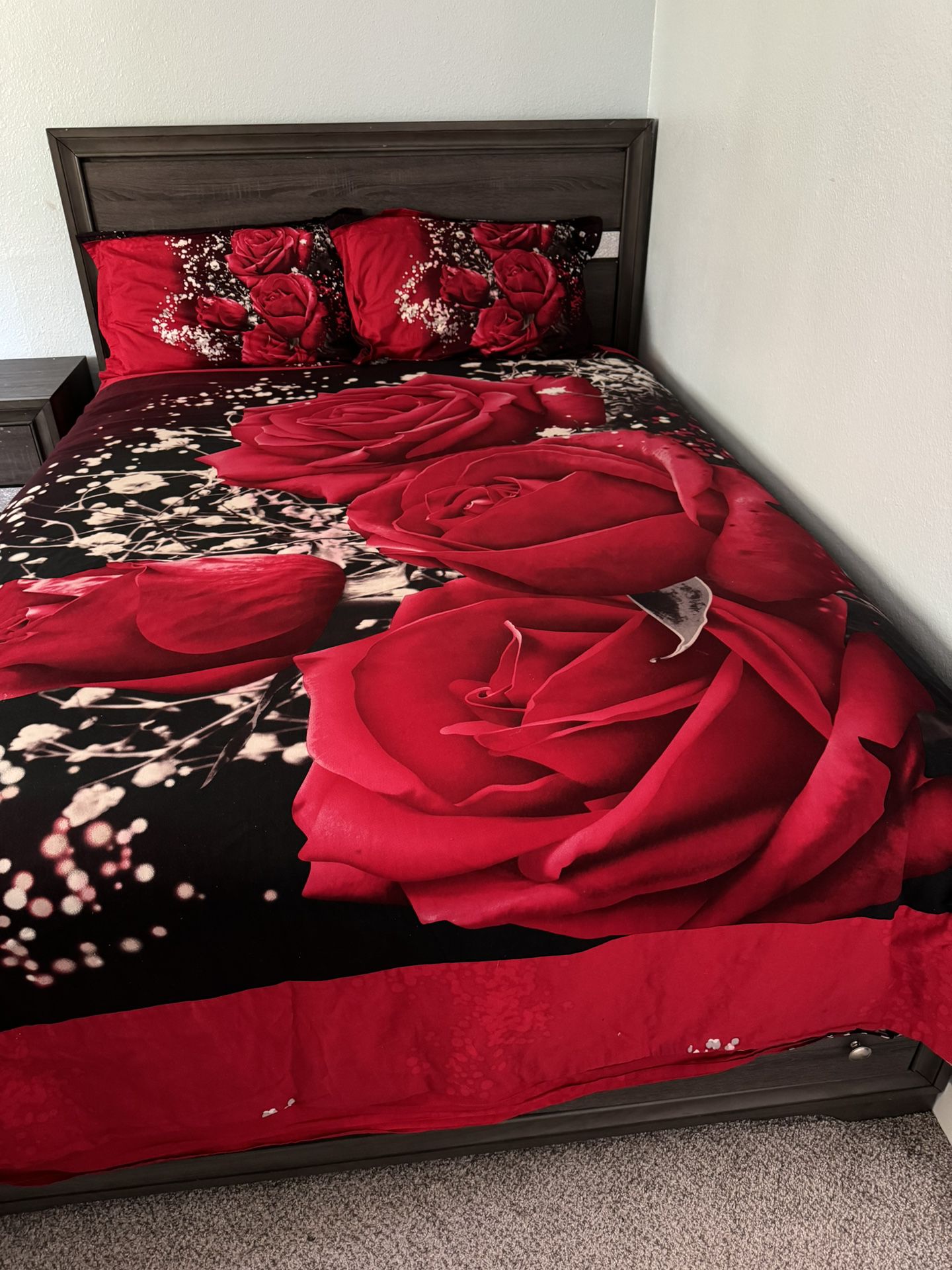Queen  Bed Set ( Mattress, Mattress Box, Dresser, Mirror And Nightstand) 