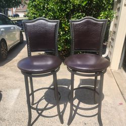 2 bar stool in good condition