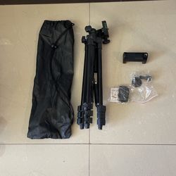 Very Lightweight Tripod With Accessories & Carry Case
