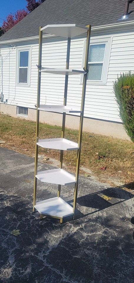 White and gold corner shelf unit. Wood shelves
$65 pickup only in Cranston