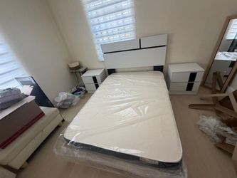 QUEEN SIZE ROOM SET 4 PIECES