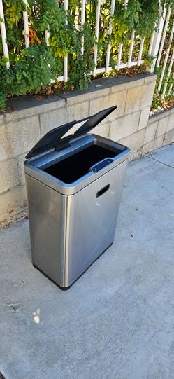 Touchless trash can