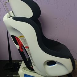 Clek Foonf convertible car seat
,Expires in 2028,
Used for 1 year
