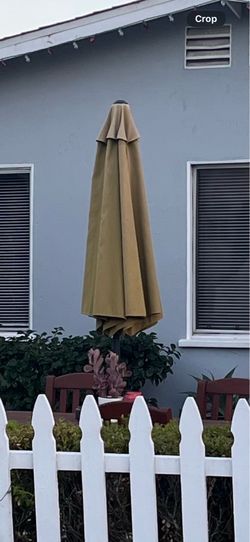 Outdoor patio umbrella