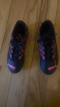 Gently Used Youth Girls  Soccer Cleats & Shin Guards - Size 3 ($15)