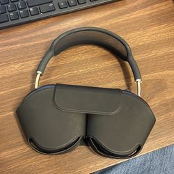 AirPod Maxes 