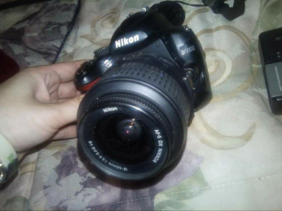 Nikon D5000 body and 18-35 mm lens