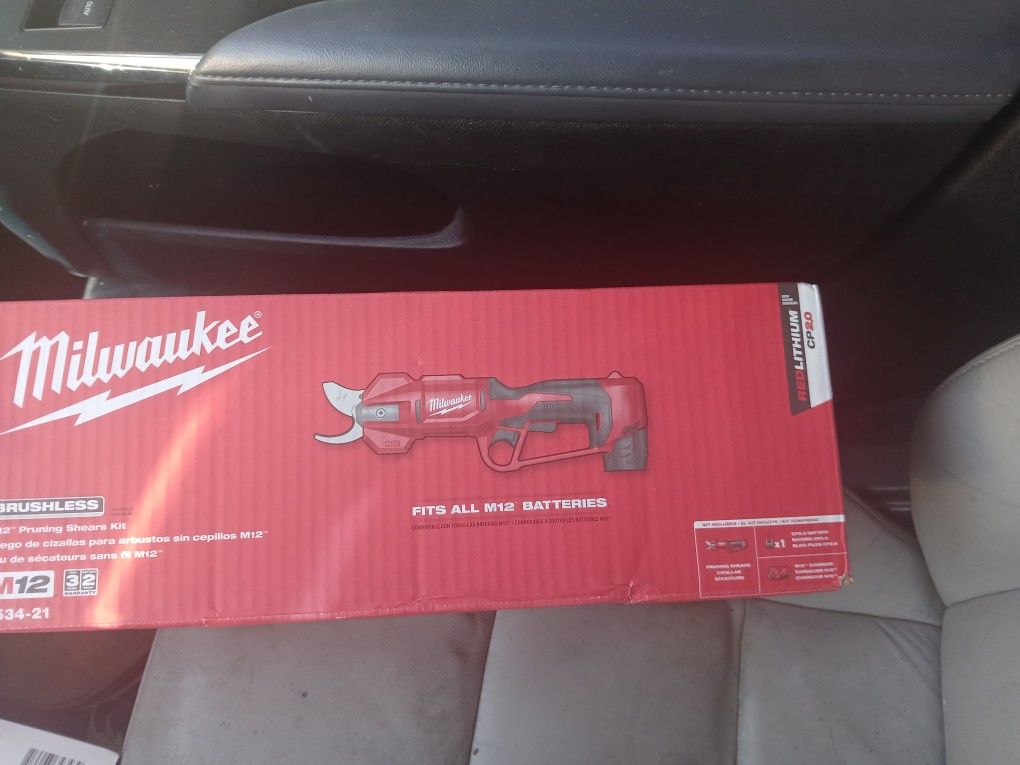 Milwaukee M12 Pruning Shears Kit