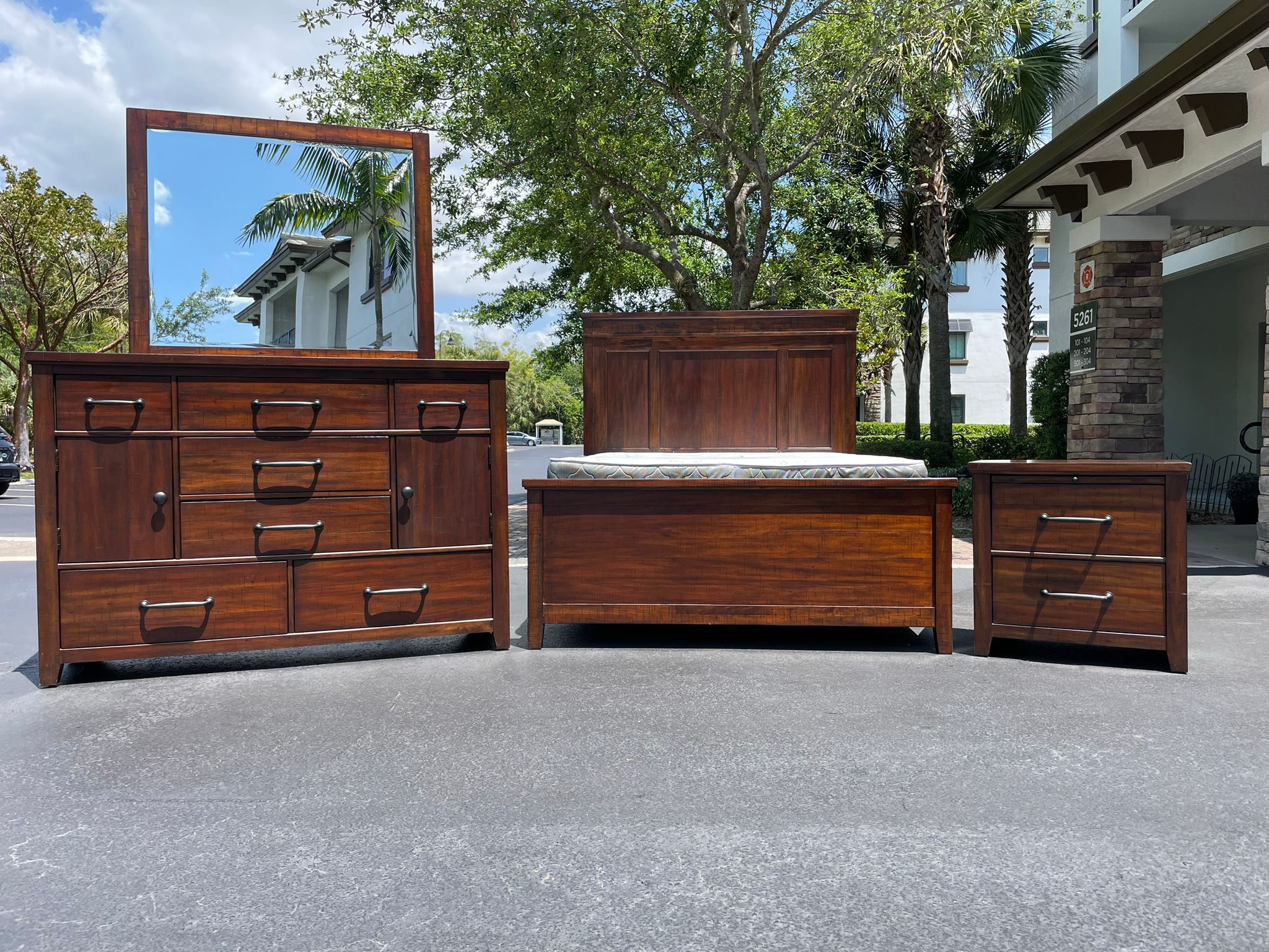 Bedroom Set Queen 4 pcs / good condition / delivery negotiable