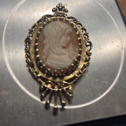 Beautiful Ladies Antique 14 KT Yellow Gold Cameo Brooch/Pendant 